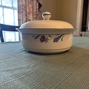 Lenox Poppies on Blue Covered Casserole dish 10x6 Never Used